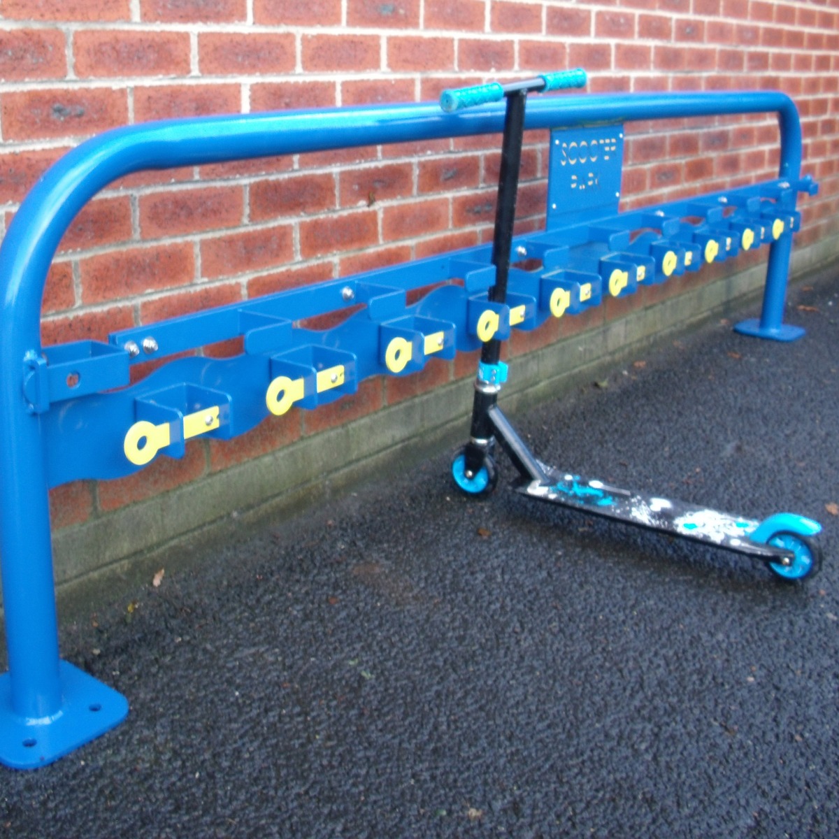 Single Sided Scooter Rack With Locking Bar Single Sided Scooter Rack With Locking Bar